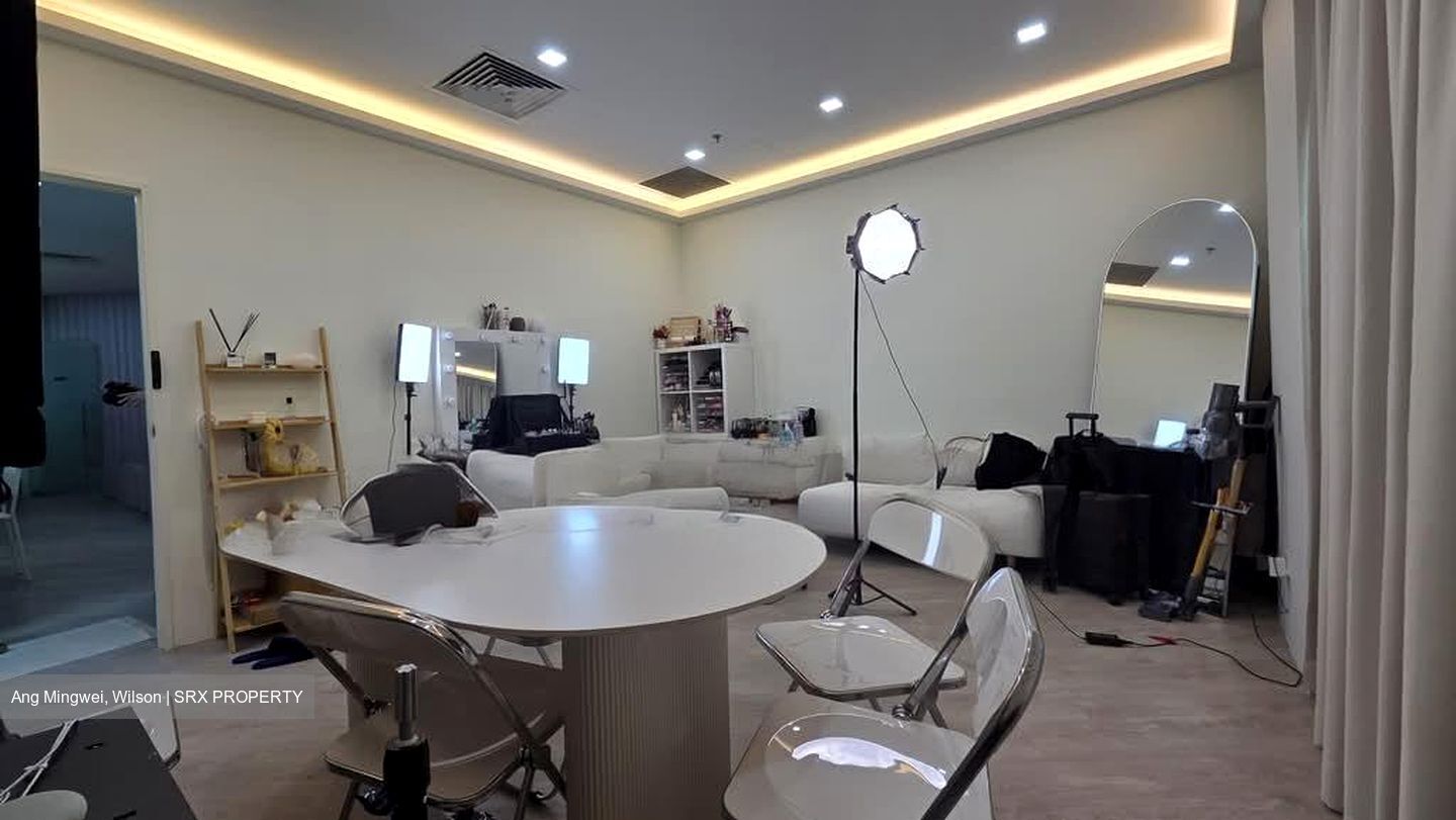 Sunshine Plaza (D7), Office #619162601